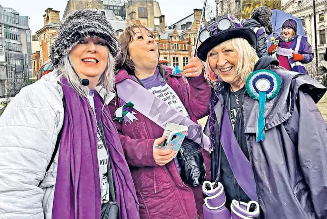  ?? ?? Dee Kearney (left) and fellow campaigner­s celebrate