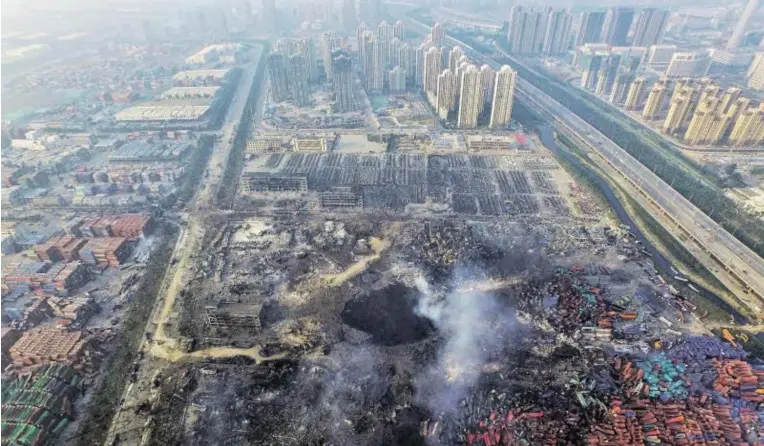  ?? BILD: SN/APA/EPA/STR ?? Ein riesiges Loch gähnt, wo die Lagerhalle mit den Chemikalie­n gestanden ist. Die Stadt Tianjin liegt nur 120 Kilometer nordöstlic­h von Peking.