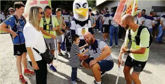  ?? Photo DDM ?? Les matchs amicaux sont l’occasion de présenter les nouvelles tenues et, pour le public, d’aller à la rencontre des joueurs, comme ici à Agen.