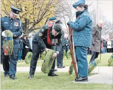  ?? STEVE HENSCHEL NIAGARA THIS WEEK ?? Sgt. Matt Harris lays the Lincoln and Welland Regiment wreath.