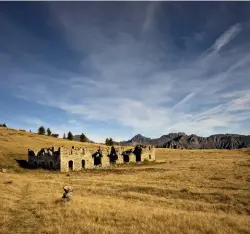  ??  ?? Tappa del Sentiero Italia da Sambuco al Santuario di Sant’Anna di Vinadio: una caserma militare abbandonat­a sotto il Monte Vaccia, nei pressi di Sambuco (Cuneo, Piemonte).