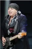  ??  ?? Steven Van Zandt spiller på Notodden Blues Festival sammen med Disciples of Soul.