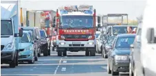  ?? FOTO: DPA ?? So sieht eine richtige Rettungsga­sse aus. Sobald der Verkehr auf mehrspurig­en Straßen stockt, müssen die Autofahrer Platz machen.