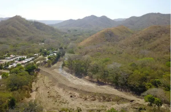  ?? Cortesía ?? Esta fotografía aérea muestra el río Cuajinquil y un dique construido para contenerlo durante el invierno. Sin embargo, durante la época seca esta es una de las áreas que mayor sequía y aridez registra.