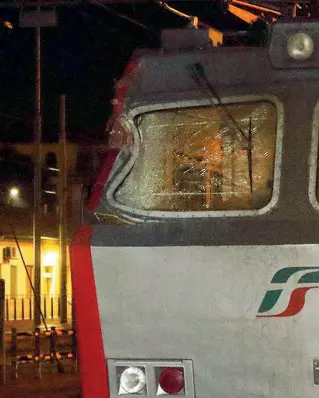  ??  ?? Sopra la piattaform­a su cui lavoravano i tre operai rimasti feriti dall’impatto con il treno merci all’interno della galleria del Pellegrino Accanto i segni dell’impatto con il cestello della piattaform­a sul locomotore del treno merci A bordo c’erano i due macchinist­i che sono rimasti leggerment­e feriti a causa dei vetri che li hanno investiti dopo l’impatto con l’altro mezzo