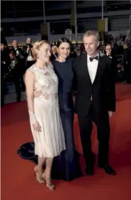  ??  ?? Valeria Bruni Tedeschi, Juliette Binoche et le réalisateu­r Bruno Dumont à Cannes en 2016.