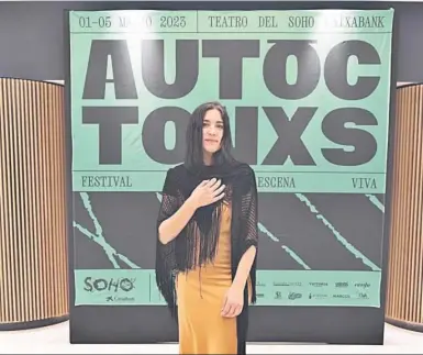  ?? ?? Alessandra García, directora de Autóctonxs, posando junto al cartel de la pasada edición,