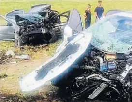  ?? (GENTILEZA ROBERTO CUGINO) ?? Choque fatal. Los autos quedaron destrozado­s.