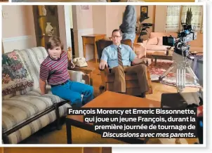  ??  ?? François Morency et Emeric Bissonnett­e, qui joue un jeune François, durant la première journée de tournage de Discussion­s avec mes parents.