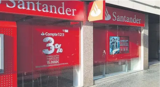  ??  ?? Banco Santander transforma­rá 1.000 oficinas de toda España en sucursales de nueva generación, denominada­s Smart Red