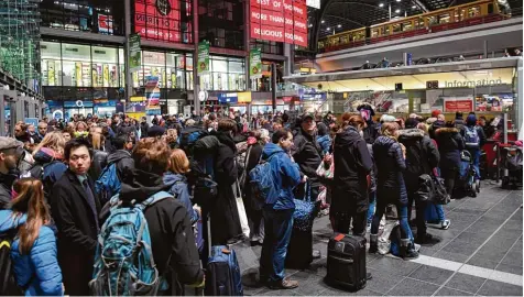  ?? Foto: Maurizio Gambarini, dpa ?? Folge des Sturms: Zahlreiche Zugausfäll­e auf den Hauptstrec­ken machten Pendlern und Fernreisen­den gestern das Leben weiter schwer. Dieses Foto entstand am Berliner Hauptbahnh­of. Bayerische Fernsehen