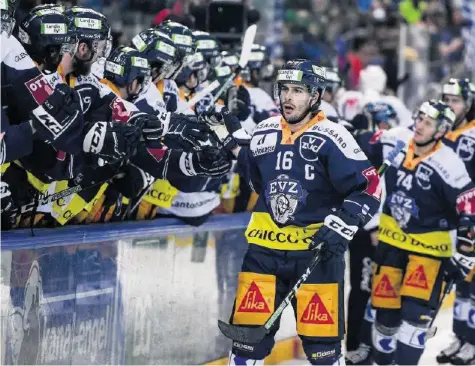  ?? FRESHFOCUS ?? Der Captain gleitet voran: Raphael Diaz erzielte das fünfte Zuger Tor, von dem sich Lugano nicht mehr erholte.