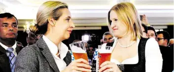  ?? DPA-BILD: WEIGEL ?? Anstoßen auf den Landtags-Einzug: AfD-Bundestags­fraktionsc­hefin Alice Weidel (links) und AfD-Landesvize Katrin Ebner-Steiner sind mit dem Ergebnis offenbar zufrieden.