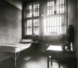  ??  ?? BREVE ESTANCIA ENTRE REJAS. En la imagen, la habitación de la cárcel de Landsberg donde Hitler permaneció solo nueve meses, a pesar de que su pena era de cinco años de prisión.
