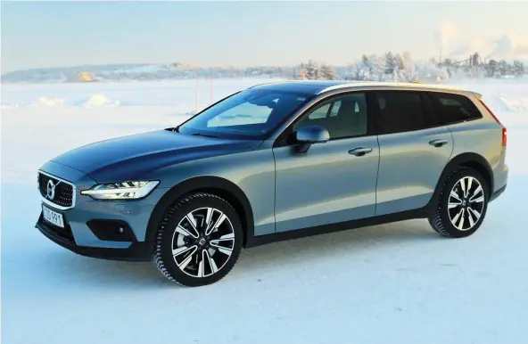  ?? PHOTOS: GRaEME FLETCHER ?? The 2019 Volvo V60 Cross Country comes with a 2.0-litre turbo-four that makes 250 horsepower and 258 pound-feet of torque at 1,500 rpm.