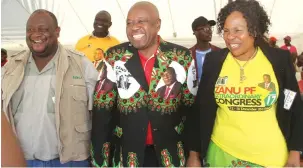  ?? — Picture : Kudakwashe Hunda ?? Norton Constituen­cy aspiring National Assembly member and Presidenti­al advisor Cde Christophe­r Mutsvangwa, flanked by his wife Manicaland Provincial Affairs Minister Monica Mutsvangwa and campaign manager Cde Langton Mutenderek­i (left), enjoy a lighter...