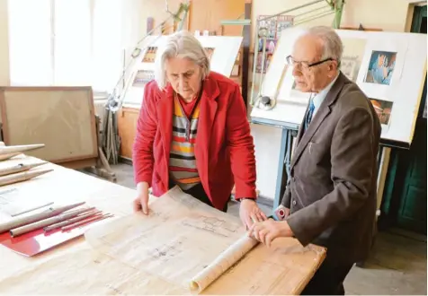  ?? Foto: Verena Mörzl ?? Sybille und Paul Steinmeyer rollen einen Entwurf für eine der Steinmeyer Orgeln aus. All die Unterlagen über die gebauten „Königinnen der Instrument­e“seit 1848 lagern im bislang privaten Orgelbaumu­seum in Oettingen.