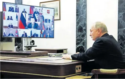  ?? [APA/AFP/Mikhail Metzel] ?? Telekonfer­enz mit russischen Entscheidu­ngsträgern: Der Auftraggeb­er des Terrors steht in Wladimir Putins Augen schon fest.