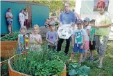  ?? FOTO: MICHAEL GRÜBNER ?? Die Großobring­er Kinder bedankten sich bei Bernd Leipart (M.) für seine Hilfe.