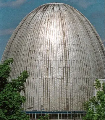  ?? Archivfoto: Stephan Jansen, dpa ?? 1957 wurde in dem eiförmigen Gebäude in Garching Deutschlan­ds erster Kernreakto­r in Betrieb genommen. Heute gilt die Kuppel als Industried­enkmal – geforscht wird nur noch nebenan.