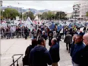  ??  ?? Les policiers entendaien­t protester contre une récente décision de la cour d’appel d’Aix, ordonnant la remise en liberté des deux suspects interpellé­s dans l’affaire du policier toulonnais agressé devant son domicile. (Photo Valérie Le Parc)