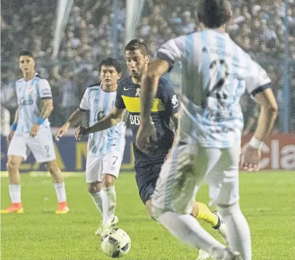  ??  ?? Bentancur. Ante Atlético levantó un poco, Clarín lo calificó con 6 puntos. Boca lo necesita en mejor nivel.