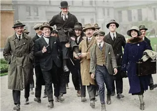  ?? ?? CARRY ON: Supporters carry Seán Lemass following his 1924 by-election win