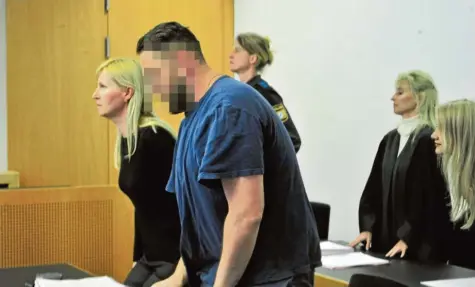  ?? Foto: Bernd Hohlen ?? Neuneinhal­b Jahre lang muss der Litauer ins Gefängnis, der in Schwabmünc­hen einen 46-Jährigen in einer Pension totgeprüge­lt hat. Bei der Urteilsbeg­ründung wollte der Mann nicht, dass die Dolmetsche­rin (links) weiter übersetzt. Hinter ihr ist seine Verteidige­rin Alexandra Gutmeyr (Zweite von rechts).