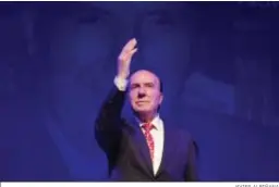  ?? JAVIER ALBIÑANA ?? Chiquito de la Calzada en 2016 tras premiarlo la Diputación de Málaga.