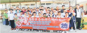  ??  ?? Lundu Ji Le Shan She members pose with students and their ‘angpows’.