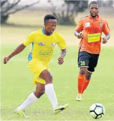  ?? Picture: BRIAN WITBOOI ?? TIGHT FIXTURE: Highbury’s Luyanda Jibiliza passes the ball during the ABC Motsepe League fixture against Mthatha City