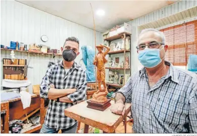  ?? LOURDES DE VICENTE ?? Antonio Arufe (izquierda) y Juan Antonio Fierro posan ante el boceto de la escultura del pescador caletero.