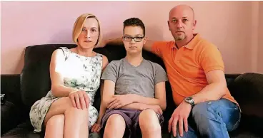  ??  ?? Mutter Natascha und Vater Oleg mit dem 13-jährigen Sohn Dennis. Als er krank wurde, musste die Familie ihren Hund Stitch abgeben – nun suchen sie nach ihm.