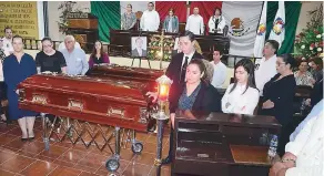  ??  ?? Familiares y amigos de Silvestre de la Toba Camacho le rindieron homenajes póstumos en la logia Delta Número 15, en la capital, y en el Congreso del estado.