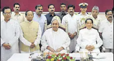  ?? ARABINDA MAHAPATRA/HT ?? Odisha CM Naveen Patnaik and Governor SC Jamir with ministers after the oathtaking ceremony on Sunday.