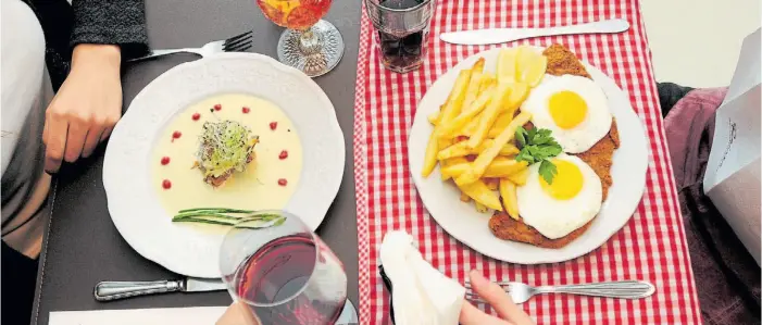  ?? FERNANDO DE LA ORDEN ?? Dos estilos. En el restaurant­e Raíces, una muestra del “debate a la mesa”: vieyras y tataki de atún rojo con fumet cremoso, versus milanesa con fritas a caballo. /