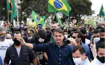  ?? FOTO AFP ?? President Jair Bolsonaro zit (onder meer) door de coronacris­is in het oog van een politieke storm.