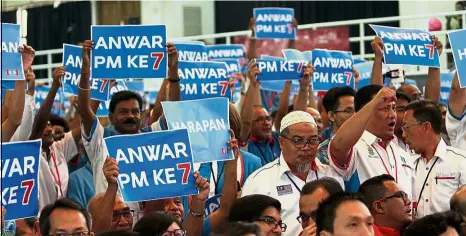  ??  ?? Sore point: PKR members during the ‘Anwar for PM’ placard stunt at the party’s recent Annual National Congress in Shah Alam.
