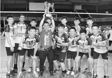  ??  ?? Mukah coach Kueh Perng Yaw lifts the challenge trophy as he celebrates the victory with the team players.