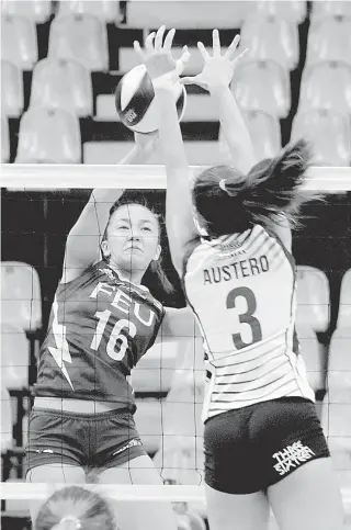  ?? FILE PHOTO ?? College of Saint Benilde’s Rachel Austero blocks Toni Rose Basas of Far Eastern University.