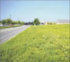  ?? Paul Buckowski / Times Union ?? The town of Halfmoon has approved the constructi­on of a specialty grocery store on this parcel.