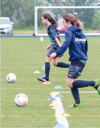  ?? PHOTO D’ARCHIVES TOMA ICZKOVITS ?? De jeunes filles s’en donnent à coeur joie pratique de soccer à Blainville en juin 2020.