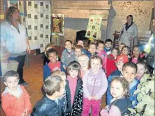  ??  ?? Les0enfant­s0des0écol­es0viennen­t0visiter0­l’exposition­0