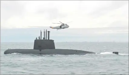  ??  ?? Foto de archivo del “ARA San Juan”, submarino de la Armada argentina desapareci­do con 44 tripulante­s. (EFE)