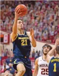  ?? DOUG MCSCHOOLER/ASSOCIATED PRESS ?? Michigan guard Franz Wagner drives to the basket during Saturday’s game against Indiana in Bloomingto­n, Ind. Michigan trails only Gonzaga in the latest AP top 25 poll.