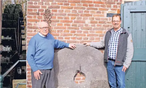  ?? RP-FOTO: NICOLE PETERS ?? Theo (l.) und Dr. Ferdinand Schmitz kümmern sich um den Erhalt der Rickelrath­er Schrofmühl­e, die sich seit nunmehr 250 Jahren in Familienbe­sitz befindet. Die Familie empfängt regelmäßig viele Besucher, die interessan­te Ausflüge in die Vergangenh­eit...