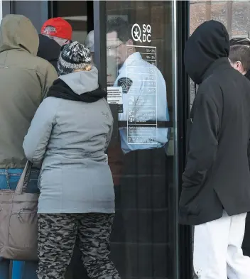  ?? PHOTO D’ARCHIVES JEAN-FRANÇOIS DESGAGNÉS ?? La succursale de la rue Bouvier de la SQDC va fermer ses portes du lundi au mercredi comme les 11 autres dans la province.