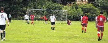  ?? 01_B28Dfooty0­1 ?? Lamlash keeper Sam Tattersfie­ld is unable to prevent this powerful Shiskine goal.