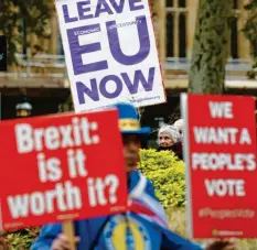 ?? Foto: Alastair Grant, dpa ?? In Großbritan­nien gehen die Meinungen auseinande­r: Sowohl Brexit-Gegner als auch Austritts-Befürworte­r gehen regelmäßig auf die Straße.