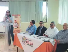  ??  ?? Ejecutivos de Cooperativ­a Elga en el sorteo de la promoción.